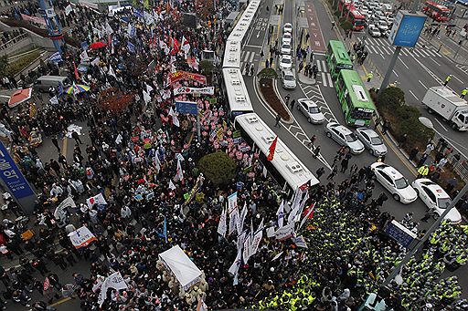 11.11.2010 В столице Южной Кореи продолжаются массовые столкновения противников проведения в стране саммита G20 с представителями правоохранительных органов