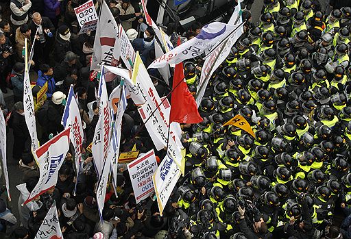11.11.2010 В столице Южной Кореи продолжаются массовые столкновения противников проведения в стране саммита G20 с представителями правоохранительных органов
