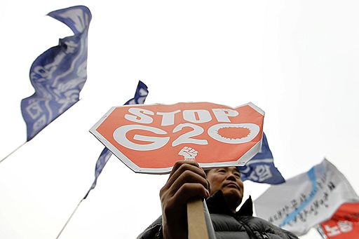 11.11.2010 В столице Южной Кореи продолжаются массовые столкновения противников проведения в стране саммита G20 с представителями правоохранительных органов