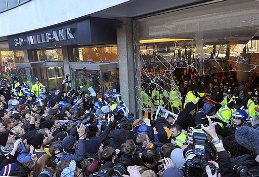 10.11.2010 В Лондоне студенческая демонстрация против повышения стоимости образования переросла в масштабные беспорядки. В результате пострадали по меньшей мере 14 человек, в том числе 7 стражей порядка. 35 наиболее активных участников беспорядков задержаны 