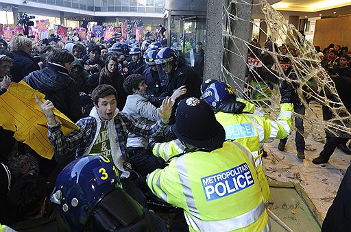 10.11.2010 В Лондоне студенческая демонстрация против повышения стоимости образования переросла в масштабные беспорядки. В результате пострадали по меньшей мере 14 человек, в том числе 7 стражей порядка. 35 наиболее активных участников беспорядков задержаны 
