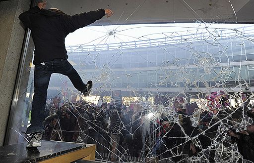 10.11.2010 В Лондоне студенческая демонстрация против повышения стоимости образования переросла в масштабные беспорядки. В результате пострадали по меньшей мере 14 человек, в том числе 7 стражей порядка. 35 наиболее активных участников беспорядков задержаны 