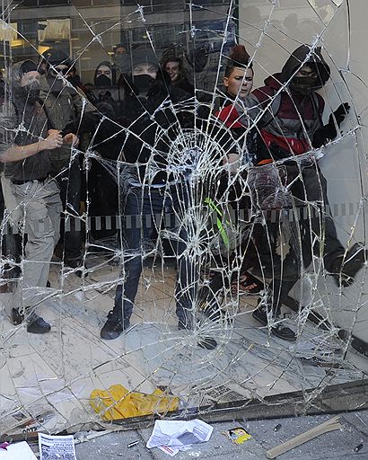 10.11.2010 В Лондоне студенческая демонстрация против повышения стоимости образования переросла в масштабные беспорядки. В результате пострадали по меньшей мере 14 человек, в том числе 7 стражей порядка. 35 наиболее активных участников беспорядков задержаны 