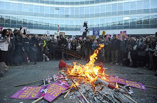 10.11.2010 В Лондоне студенческая демонстрация против повышения стоимости образования переросла в масштабные беспорядки. В результате пострадали по меньшей мере 14 человек, в том числе 7 стражей порядка. 35 наиболее активных участников беспорядков задержаны 
