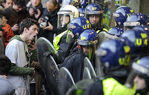 10.11.2010 В Лондоне студенческая демонстрация против повышения стоимости образования переросла в масштабные беспорядки. В результате пострадали по меньшей мере 14 человек, в том числе 7 стражей порядка. 35 наиболее активных участников беспорядков задержаны 
