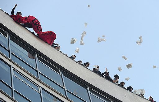 10.11.2010 В Лондоне студенческая демонстрация против повышения стоимости образования переросла в масштабные беспорядки. В результате пострадали по меньшей мере 14 человек, в том числе 7 стражей порядка. 35 наиболее активных участников беспорядков задержаны 