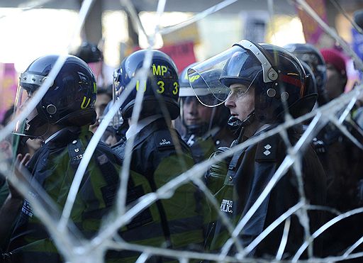 10.11.2010 В Лондоне студенческая демонстрация против повышения стоимости образования переросла в масштабные беспорядки. В результате пострадали по меньшей мере 14 человек, в том числе 7 стражей порядка. 35 наиболее активных участников беспорядков задержаны 