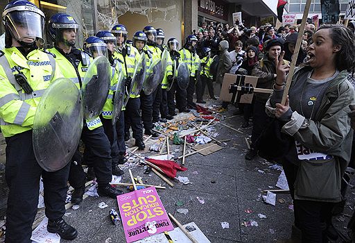 10.11.2010 В Лондоне студенческая демонстрация против повышения стоимости образования переросла в масштабные беспорядки. В результате пострадали по меньшей мере 14 человек, в том числе 7 стражей порядка. 35 наиболее активных участников беспорядков задержаны 
