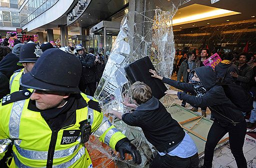 10.11.2010 В Лондоне студенческая демонстрация против повышения стоимости образования переросла в масштабные беспорядки. В результате пострадали по меньшей мере 14 человек, в том числе 7 стражей порядка. 35 наиболее активных участников беспорядков задержаны 