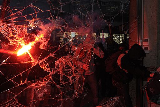 10.11.2010 В Лондоне студенческая демонстрация против повышения стоимости образования переросла в масштабные беспорядки. В результате пострадали по меньшей мере 14 человек, в том числе 7 стражей порядка. 35 наиболее активных участников беспорядков задержаны 