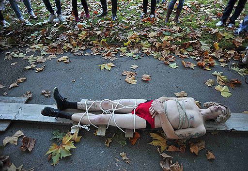 10.11.2010 В Лондоне студенческая демонстрация против повышения стоимости образования переросла в масштабные беспорядки. В результате пострадали по меньшей мере 14 человек, в том числе 7 стражей порядка. 35 наиболее активных участников беспорядков задержаны 