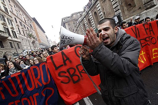30.11.2010 Итальянские студенты вышли на центральные улицы Рима в знак протеста против реформы образования. Аналогичные законы вызвали студенческое недовольство также в Великобритании и во Франции 