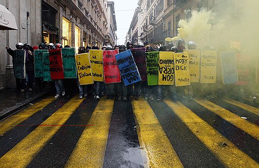30.11.2010 Итальянские студенты вышли на центральные улицы Рима в знак протеста против реформы образования. Аналогичные законы вызвали студенческое недовольство также в Великобритании и во Франции 