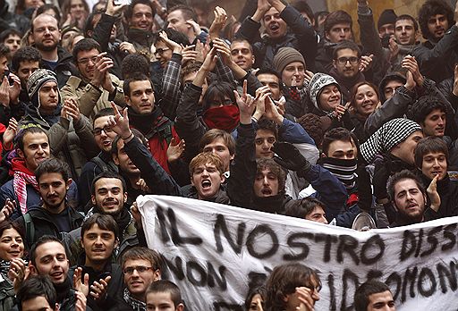 30.11.2010 Итальянские студенты вышли на центральные улицы Рима в знак протеста против реформы образования. Аналогичные законы вызвали студенческое недовольство также в Великобритании и во Франции 