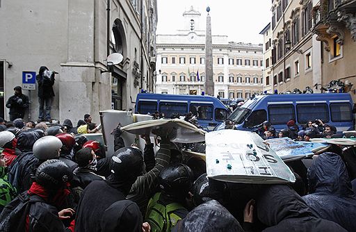 30.11.2010 Итальянские студенты вышли на центральные улицы Рима в знак протеста против реформы образования. Аналогичные законы вызвали студенческое недовольство также в Великобритании и во Франции 