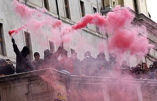 30.11.2010 Итальянские студенты вышли на центральные улицы Рима в знак протеста против реформы образования. Аналогичные законы вызвали студенческое недовольство также в Великобритании и во Франции 