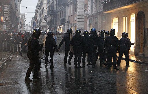 30.11.2010 Итальянские студенты вышли на центральные улицы Рима в знак протеста против реформы образования. Аналогичные законы вызвали студенческое недовольство также в Великобритании и во Франции 