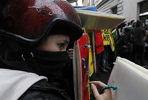 30.11.2010 Итальянские студенты вышли на центральные улицы Рима в знак протеста против реформы образования. Аналогичные законы вызвали студенческое недовольство также в Великобритании и во Франции 