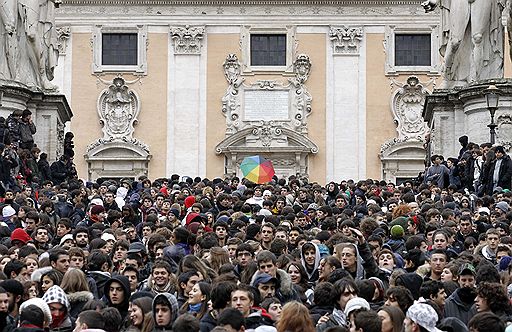 30.11.2010 Итальянские студенты вышли на центральные улицы Рима в знак протеста против реформы образования. Аналогичные законы вызвали студенческое недовольство также в Великобритании и во Франции 