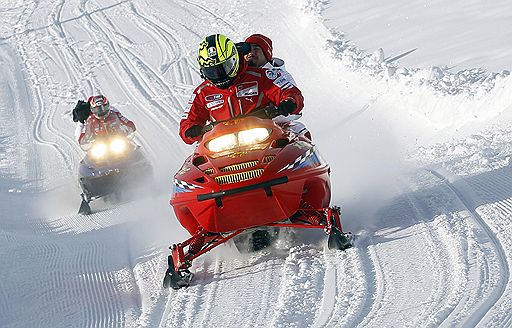 12.01.2011 Гонщики команд Ferrari и MotoGP Ducati приехали в итальянский город Мадонна ди Кампильо, чтобы принять участие в фестивале Wroom. По традиции они катаются на горных лыжах и снегоходах, а также отвечают на вопросы журналистов и гостей мероприятия 