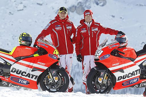 12.01.2011 Гонщики команд Ferrari и MotoGP Ducati приехали в итальянский город Мадонна ди Кампильо, чтобы принять участие в фестивале Wroom. По традиции они катаются на горных лыжах и снегоходах, а также отвечают на вопросы журналистов и гостей мероприятия 