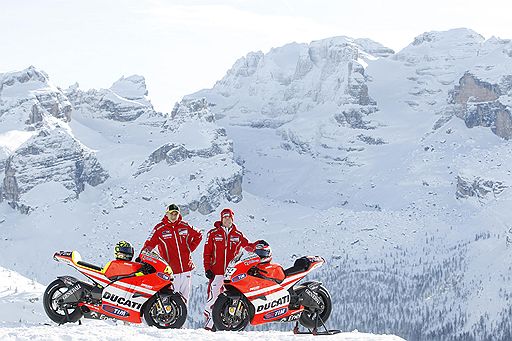 12.01.2011 Гонщики команд Ferrari и MotoGP Ducati приехали в итальянский город Мадонна ди Кампильо, чтобы принять участие в фестивале Wroom. По традиции они катаются на горных лыжах и снегоходах, а также отвечают на вопросы журналистов и гостей мероприятия 