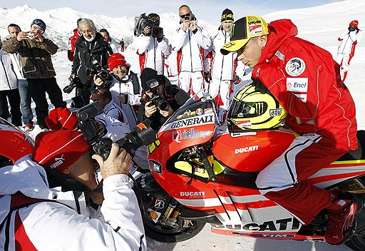 12.01.2011 Гонщики команд Ferrari и MotoGP Ducati приехали в итальянский город Мадонна ди Кампильо, чтобы принять участие в фестивале Wroom. По традиции они катаются на горных лыжах и снегоходах, а также отвечают на вопросы журналистов и гостей мероприятия 