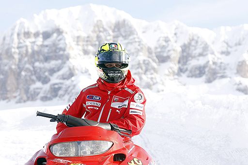 12.01.2011 Гонщики команд Ferrari и MotoGP Ducati приехали в итальянский город Мадонна ди Кампильо, чтобы принять участие в фестивале Wroom. По традиции они катаются на горных лыжах и снегоходах, а также отвечают на вопросы журналистов и гостей мероприятия 