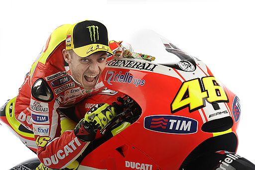12.01.2011 Гонщики команд Ferrari и MotoGP Ducati приехали в итальянский город Мадонна ди Кампильо, чтобы принять участие в фестивале Wroom. По традиции они катаются на горных лыжах и снегоходах, а также отвечают на вопросы журналистов и гостей мероприятия 