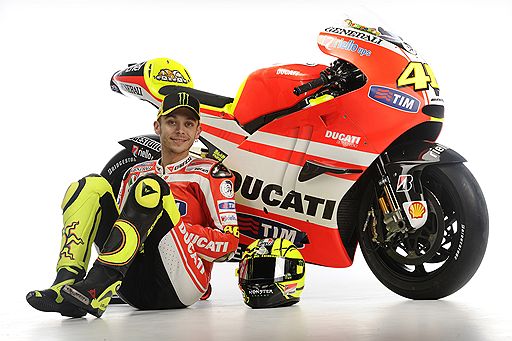 12.01.2011 Гонщики команд Ferrari и MotoGP Ducati приехали в итальянский город Мадонна ди Кампильо, чтобы принять участие в фестивале Wroom. По традиции они катаются на горных лыжах и снегоходах, а также отвечают на вопросы журналистов и гостей мероприятия 