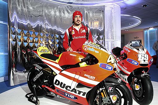 12.01.2011 Гонщики команд Ferrari и MotoGP Ducati приехали в итальянский город Мадонна ди Кампильо, чтобы принять участие в фестивале Wroom. По традиции они катаются на горных лыжах и снегоходах, а также отвечают на вопросы журналистов и гостей мероприятия 