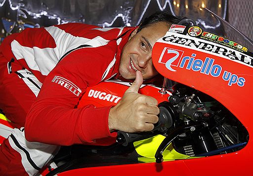 12.01.2011 Гонщики команд Ferrari и MotoGP Ducati приехали в итальянский город Мадонна ди Кампильо, чтобы принять участие в фестивале Wroom. По традиции они катаются на горных лыжах и снегоходах, а также отвечают на вопросы журналистов и гостей мероприятия 