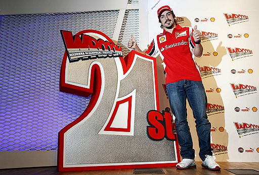 12.01.2011 Гонщики команд Ferrari и MotoGP Ducati приехали в итальянский город Мадонна ди Кампильо, чтобы принять участие в фестивале Wroom. По традиции они катаются на горных лыжах и снегоходах, а также отвечают на вопросы журналистов и гостей мероприятия 