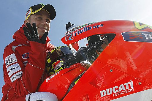 12.01.2011 Гонщики команд Ferrari и MotoGP Ducati приехали в итальянский город Мадонна ди Кампильо, чтобы принять участие в фестивале Wroom. По традиции они катаются на горных лыжах и снегоходах, а также отвечают на вопросы журналистов и гостей мероприятия 