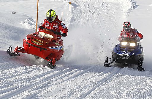 12.01.2011 Гонщики команд Ferrari и MotoGP Ducati приехали в итальянский город Мадонна ди Кампильо, чтобы принять участие в фестивале Wroom. По традиции они катаются на горных лыжах и снегоходах, а также отвечают на вопросы журналистов и гостей мероприятия 