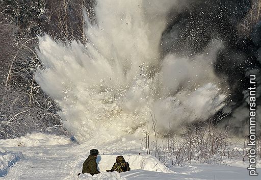 19.01.2011 Военнослужащие Южного военного округа провели под Ростовом учения, посвященные годовщине образования инженерных войск. Считается, что этот род войск появился 21 января 1701 года, когда Петр I подписал указ об образовании первой инженерной школы. Военные приняли участие в занятиях по боевой подготовке и инженерной разведке с использованием собак 