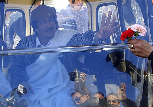 02.03.2011 Ливийский лидер Муамар Каддафи выступил в Триполи перед своими сторонниками в рамках празднования 34-й годовщины Ливийской Арабской Джамахирии. В ходе пресс-конференции Каддафи заметил, что было бы странно с его стороны уходить с "каких-то постов", поскольку еще в 1977 году он "передал всю власть народу и ушел жить в палатку в пустыню"