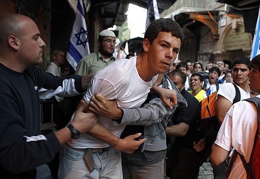 01.06.2011 В Израиле прошло праздничное шествие «Танец с флагами», приуроченное ко Дню Иерусалима. Акция сопровождалась массовыми беспорядками, в результате которых были арестованы 24 человека 