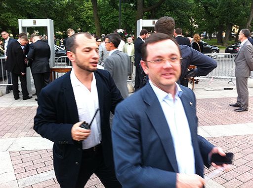 Встречаем гостей премии "Коммерсантъ года". Человек с рацией — главный по вопросам безопасности. Контроль тотальный