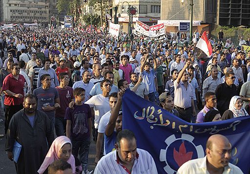 12.07.2011 В Каире тысячи человек собрались у правительственных учреждений, требуя роспуска правящего в Египте военного совета