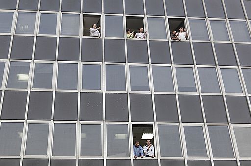 12.07.2011 В Каире тысячи человек собрались у правительственных учреждений, требуя роспуска правящего в Египте военного совета