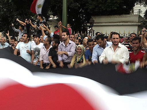 12.07.2011 В Каире тысячи человек собрались у правительственных учреждений, требуя роспуска правящего в Египте военного совета