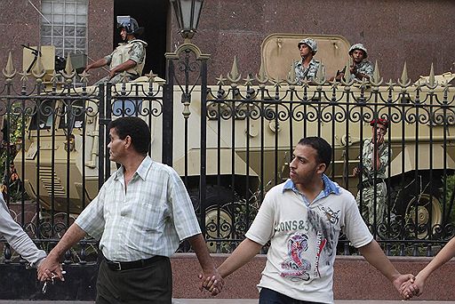 12.07.2011 В Каире тысячи человек собрались у правительственных учреждений, требуя роспуска правящего в Египте военного совета