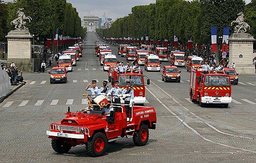 14.07.2011 Во Франции отметили День взятия Бастилии. Традиционно в этот национальный праздник на Елисейских полях прошел военный парад, а вечером тысячи горожан увидели красочный фейерверк