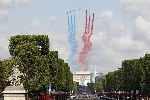 14.07.2011 Во Франции отметили День взятия Бастилии. Традиционно в этот национальный праздник на Елисейских полях прошел военный парад, а вечером тысячи горожан увидели красочный фейерверк