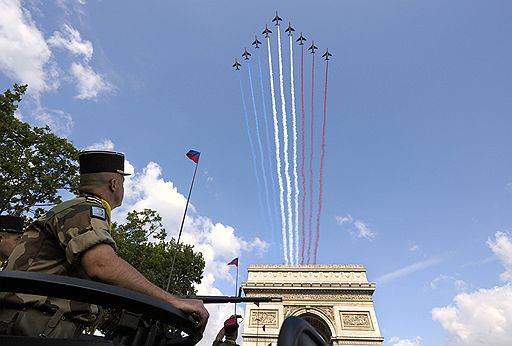 14.07.2011 Во Франции отметили День взятия Бастилии. Традиционно в этот национальный праздник на Елисейских полях прошел военный парад, а вечером тысячи горожан увидели красочный фейерверк