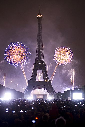 14.07.2011 Во Франции отметили День взятия Бастилии. Традиционно в этот национальный праздник на Елисейских полях прошел военный парад, а вечером тысячи горожан увидели красочный фейерверк
