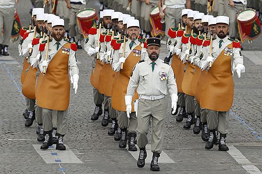 14.07.2011 Во Франции отметили День взятия Бастилии. Традиционно в этот национальный праздник на Елисейских полях прошел военный парад, а вечером тысячи горожан увидели красочный фейерверк