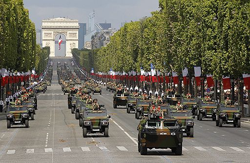 14.07.2011 Во Франции отметили День взятия Бастилии. Традиционно в этот национальный праздник на Елисейских полях прошел военный парад, а вечером тысячи горожан увидели красочный фейерверк