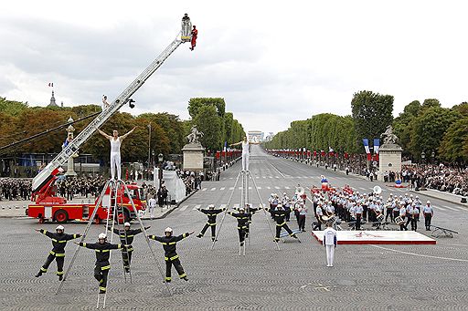 14.07.2011 Во Франции отметили День взятия Бастилии. Традиционно в этот национальный праздник на Елисейских полях прошел военный парад, а вечером тысячи горожан увидели красочный фейерверк